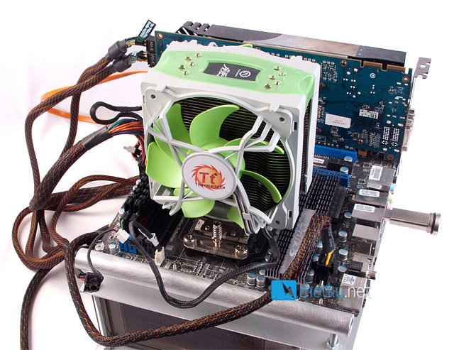 Ilmajäähyt vastakkain - Arctic Cooling vs. Thermaltake